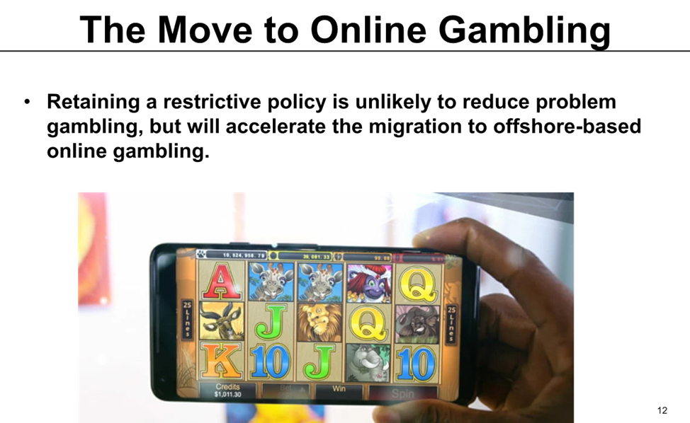 A hand holding a cell phone

Description automatically generated