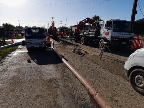 A truck and a crane on a road

Description automatically generated