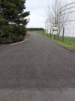A road with trees and a fence

AI-generated content may be incorrect.