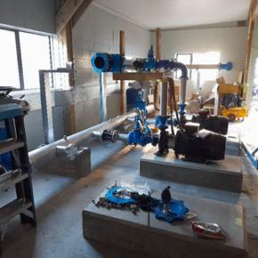 A room with pipes and machinery

AI-generated content may be incorrect.