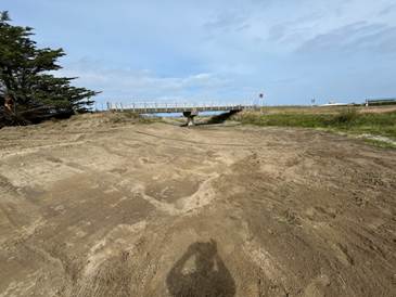 A bridge over a dirt field

AI-generated content may be incorrect.