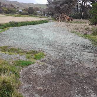 A dirt road with trees and grass

AI-generated content may be incorrect.