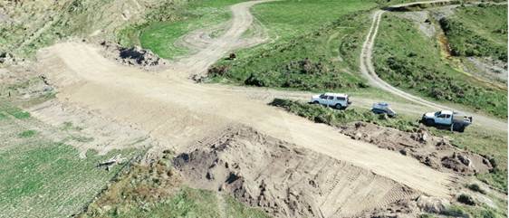 A car on a dirt road

AI-generated content may be incorrect.