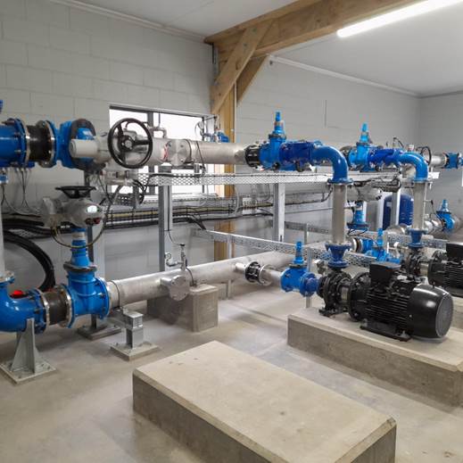 A large room with blue pipes and blue pipes

AI-generated content may be incorrect.