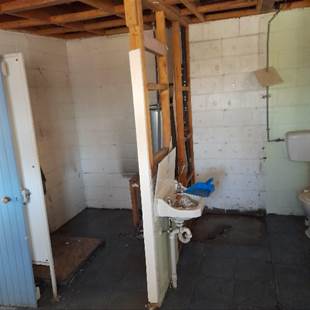 A bathroom with a sink and a toilet
AI-generated content may be incorrect.